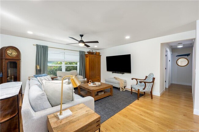 Building Photo - 533 SE Ocean Spray Terrace