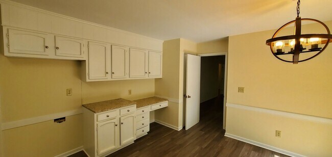 Building Photo - 4 Bedroom 3 Bathroom House