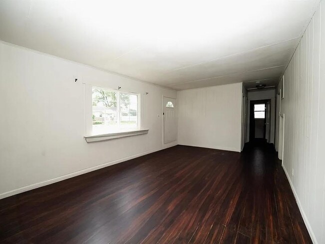 Building Photo - 221 S Kenmore St