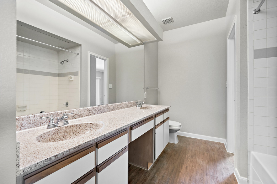 Bathroom A3-1BR-1BA-Chartwell Court 001.jpg - Chartwell Court