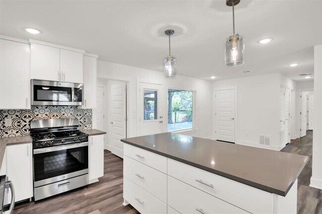 Building Photo - 2101 Benwick Cir