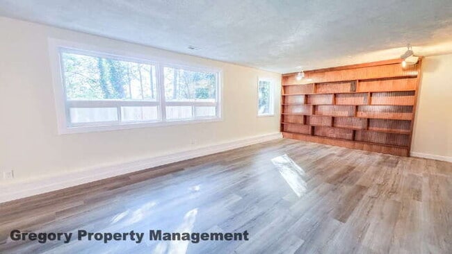 Building Photo - Spacious 5-Bedroom Kirkland Home – Daylight Basement, RV Parking, Quiet Private Drive & Top Schools!