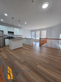 Building Photo - 3 Bedroom 3 Level Home with Garage and Flexible Layout