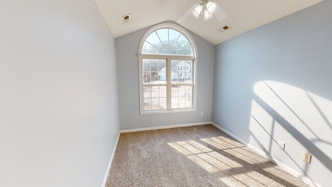 Building Photo - Spacious home near Fort Bragg, Schools, & Shopping!