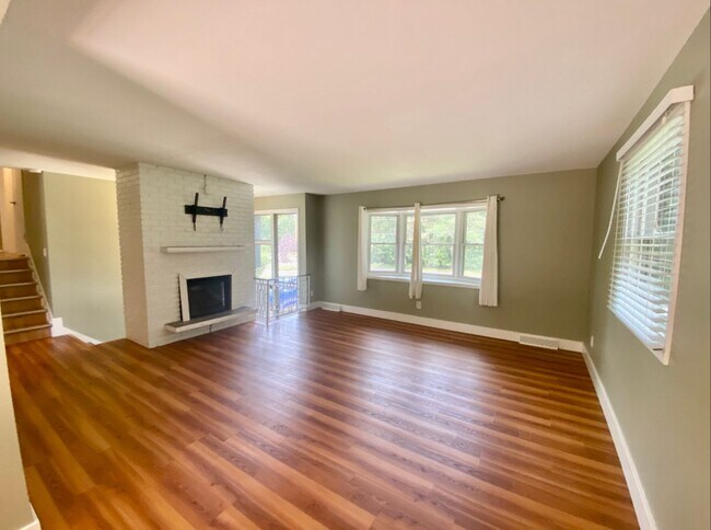 Building Photo - Stunning Bi-Level 3 Bedroom Home in Forest...