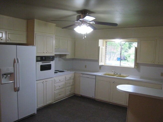 Building Photo - 1127 Lake Dr