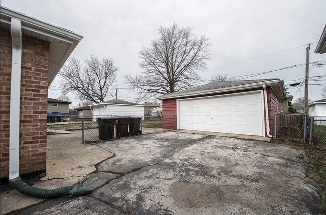 Building Photo - 16450 Roy St