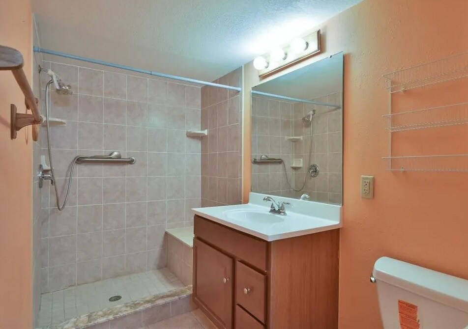 Building Photo - 631 Midway Dr