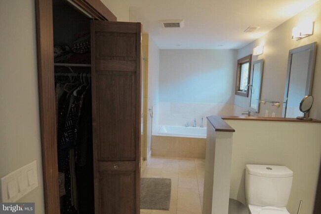 Building Photo - 4536 Fairfield Dr