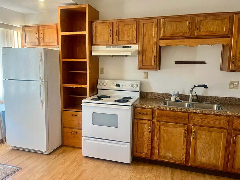 Kitchen view - 3735 Park Ave W