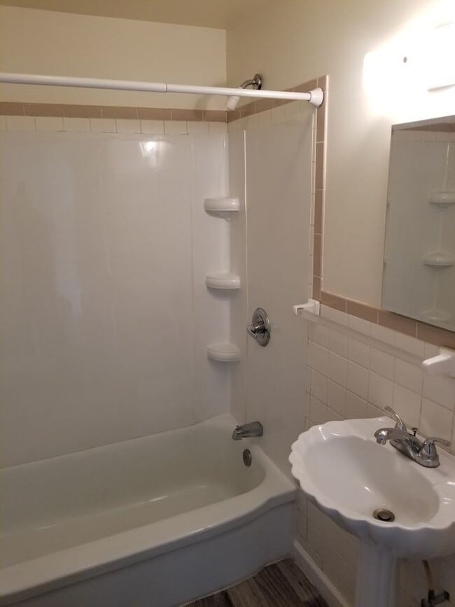 Building Photo - Two Bedroom House