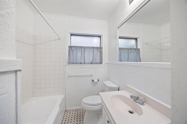 Building Photo - 806 Buckalew St