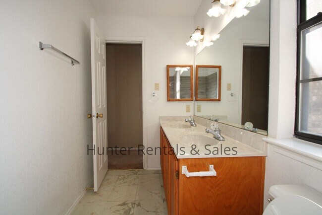 Building Photo - 300 Sioux Cir