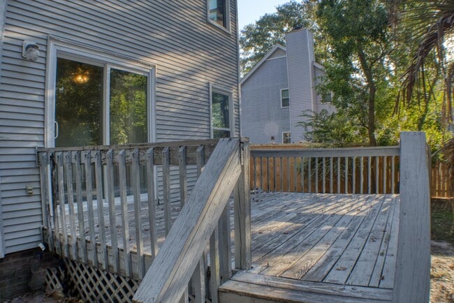 Building Photo - 207 Essex Dr