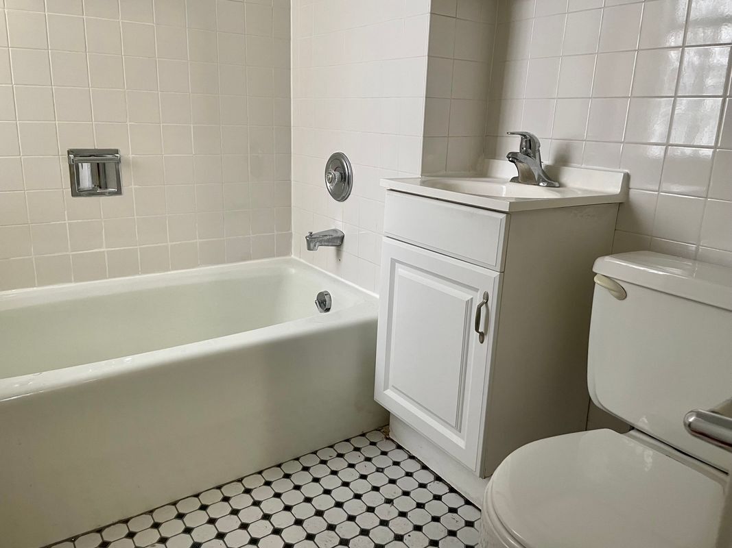 Building Photo - 548 Elmwood Ave