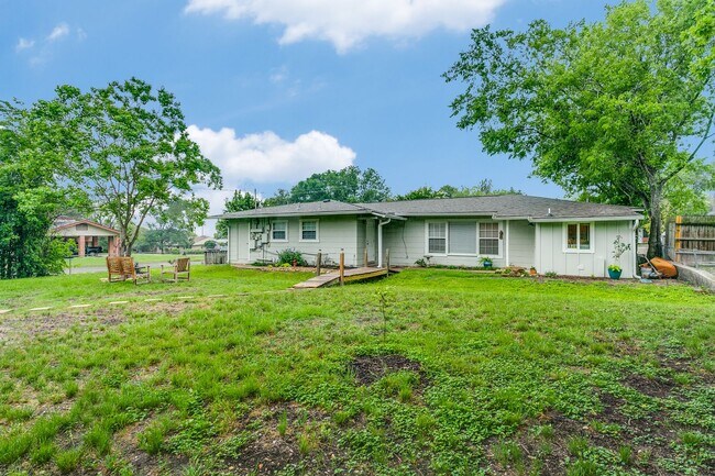 Building Photo - 2-BEDROOM DUPLEX IN WILSHIRE TERRACE