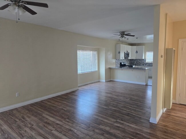 Building Photo - Large 2 bed 1 Bath House