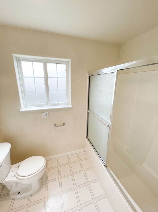 Building Photo - Spacious open floor plan in North Hills