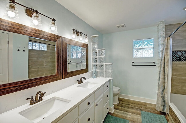 Building Photo - 9 La Playa