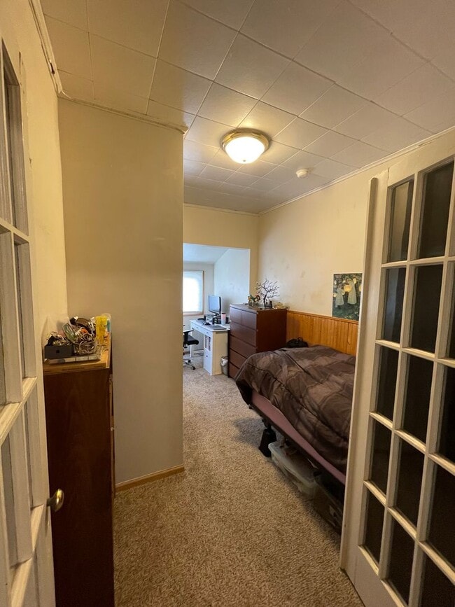 Building Photo - AVAILABLE JUNE 1st - 5 Bed, 2 Bath Home w/ Huge Enclosed Porch!