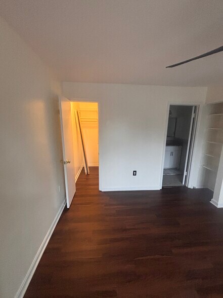 Building Photo - 6911 Victoria Dr