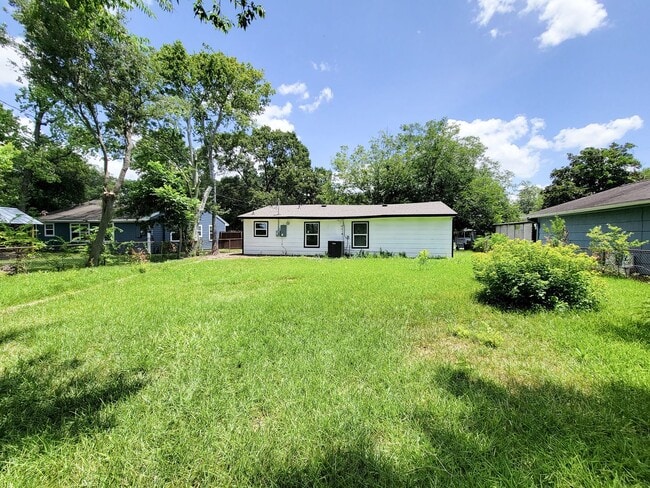 Building Photo - RECENTLY REMODELED 4 BEDROOM 2 BATH LEASE HOME WITH ALL THE UPGRADES.  CHECK THIS OUT.  WON'T LAS...