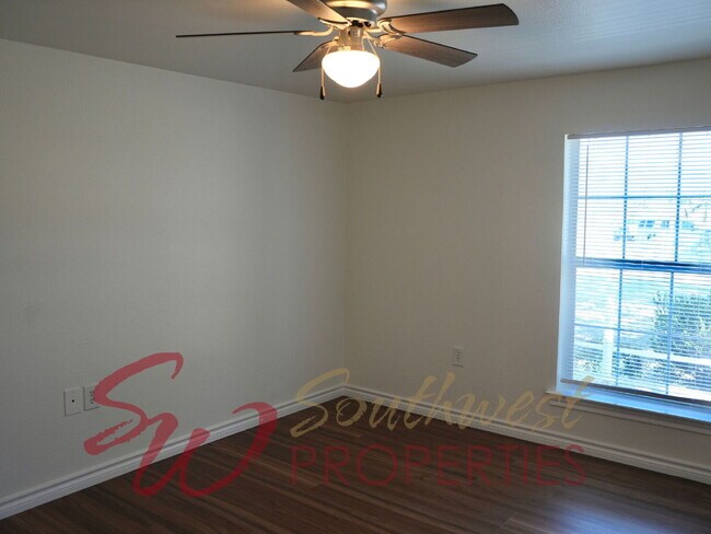 Building Photo - Good looking 3 bedroom 2 bath with huge yard!