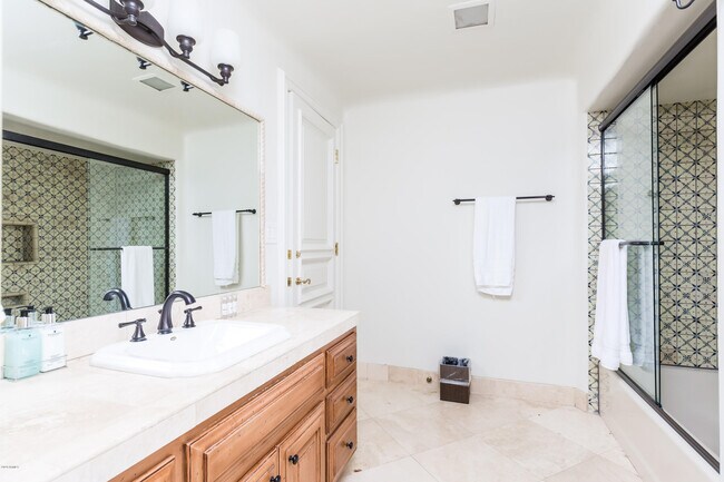 Building Photo - 7421 N Las Brisas Ln