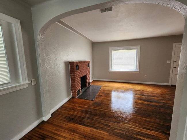Building Photo - 2.0 bedroom in St. Petersburg Florida 33712