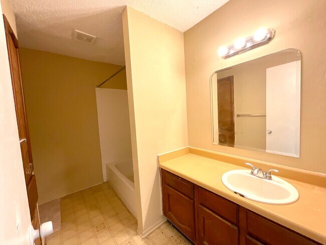 Building Photo - Available Now! 3 Bedroom / 2 Bath Home Nea...