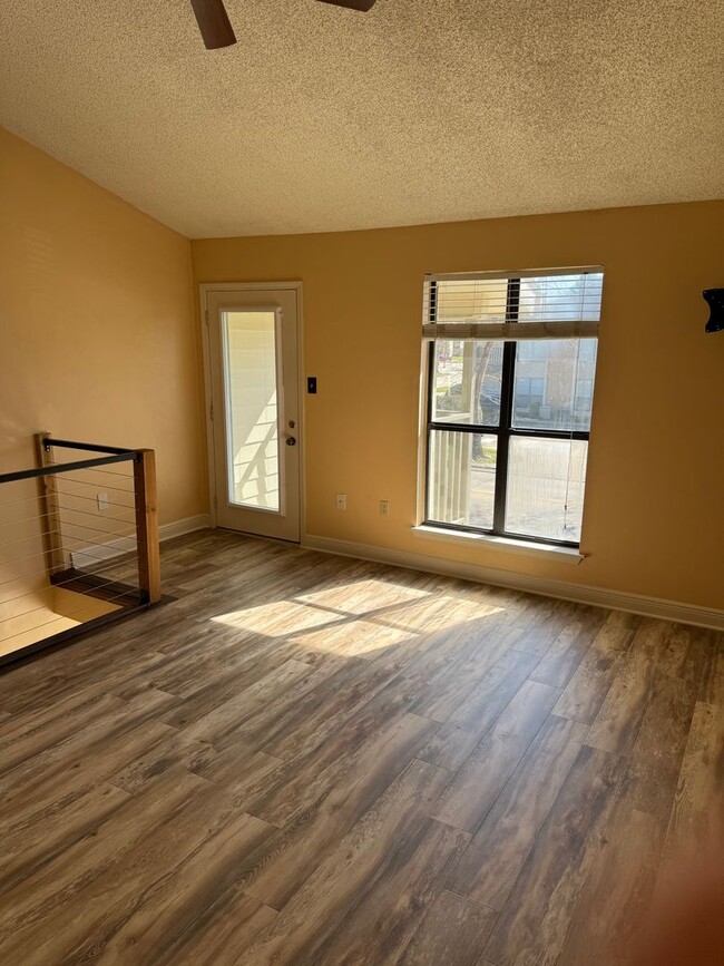 Building Photo - 1 Bedroom Condo with Access to Community p...