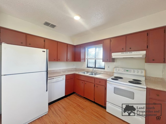 Building Photo - 120 Rosalynn Cir