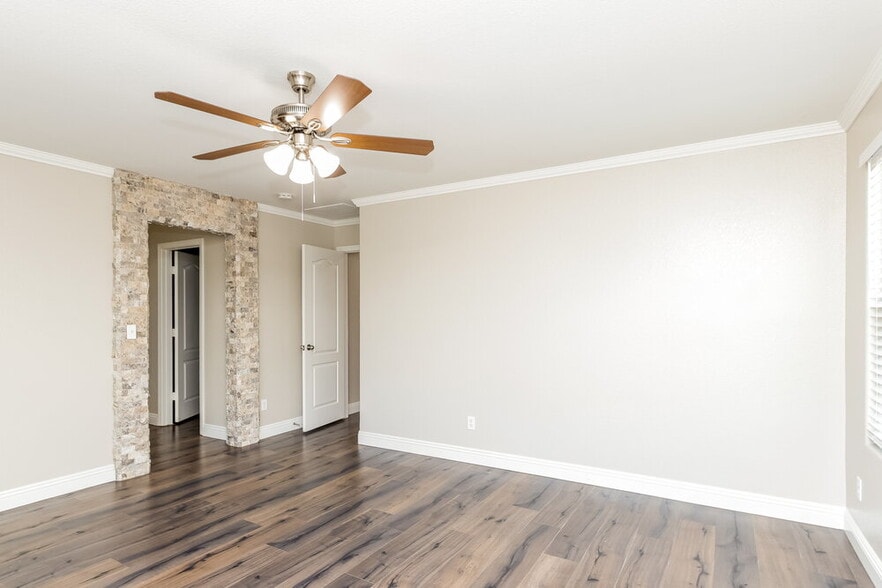 Building Photo - 7458 Earnshaw Ave