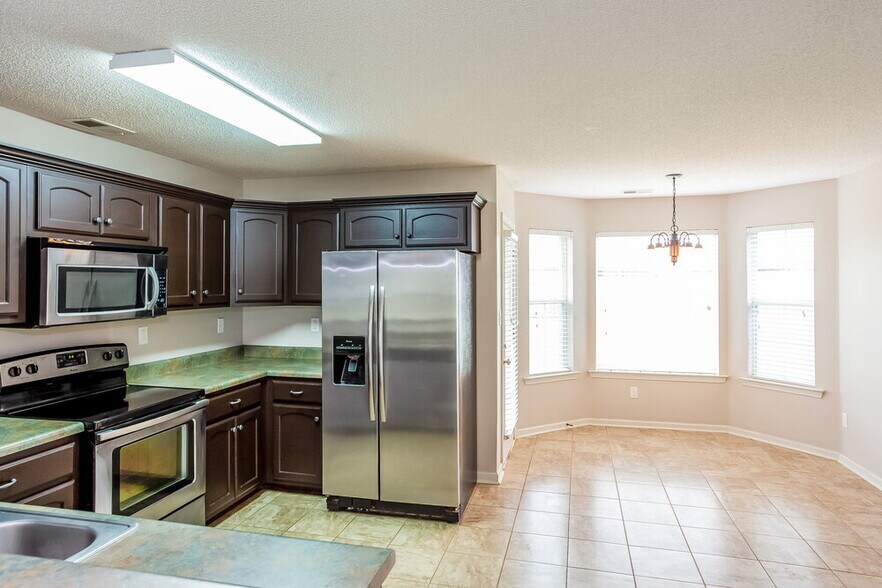 Building Photo - 7911 Ridgedale Dr