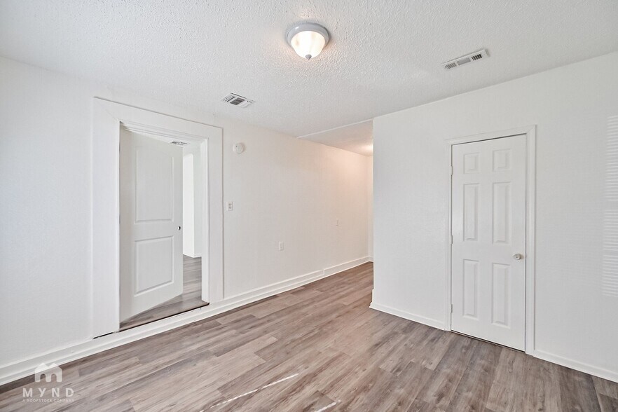 Building Photo - 404 Lanola Ct