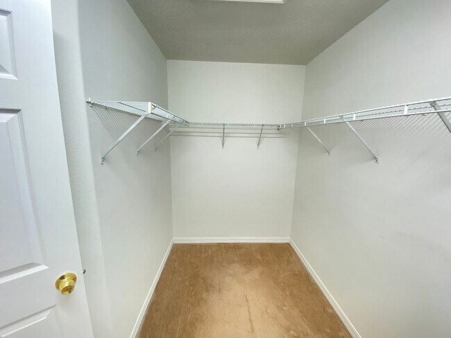 Building Photo - Spacious 4/3 Single Family Home!!