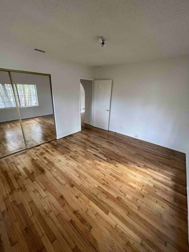 Building Photo - CENTRALLY LOCATED HOME IN BEVERLYWOOD!