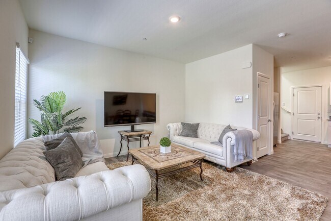 Building Photo - Furnished Henderson 3BR w/ Community Pool & fitness center