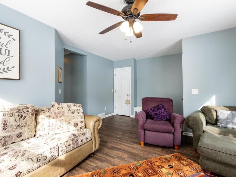 Building Photo - 726 Quincy St NE