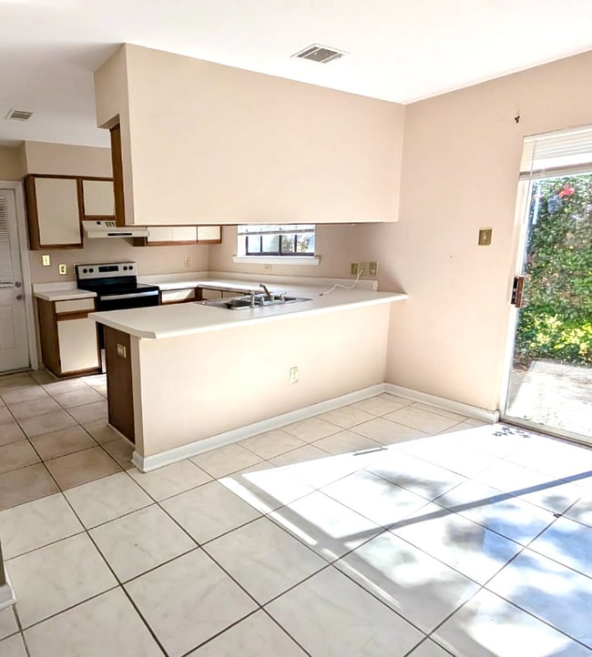 Building Photo - 1736 Augustine Pl