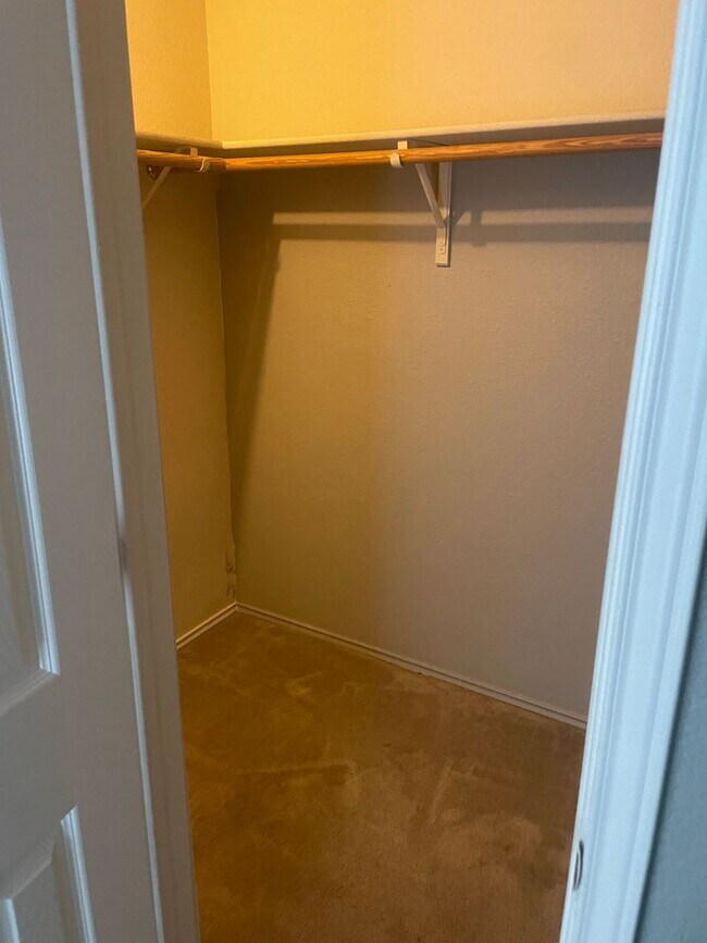 Building Photo - 4 bedroom 2 bathroom house! HOUSING ACCEPTED!