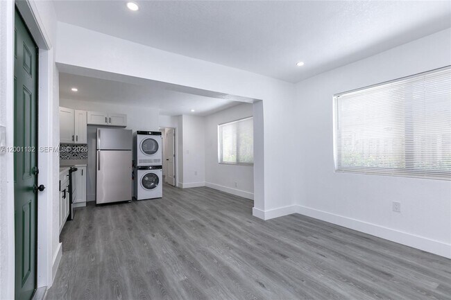 Building Photo - 6125 SW 40th Ct