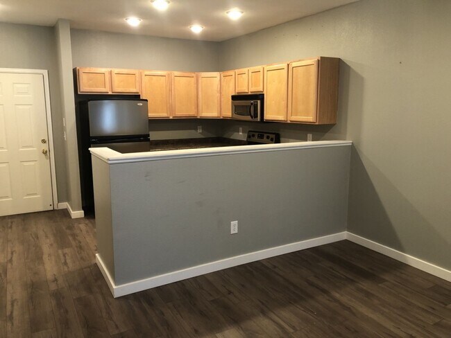 Building Photo - Updated 2 Bed, 2 Bath Main Floor Condo with Garage