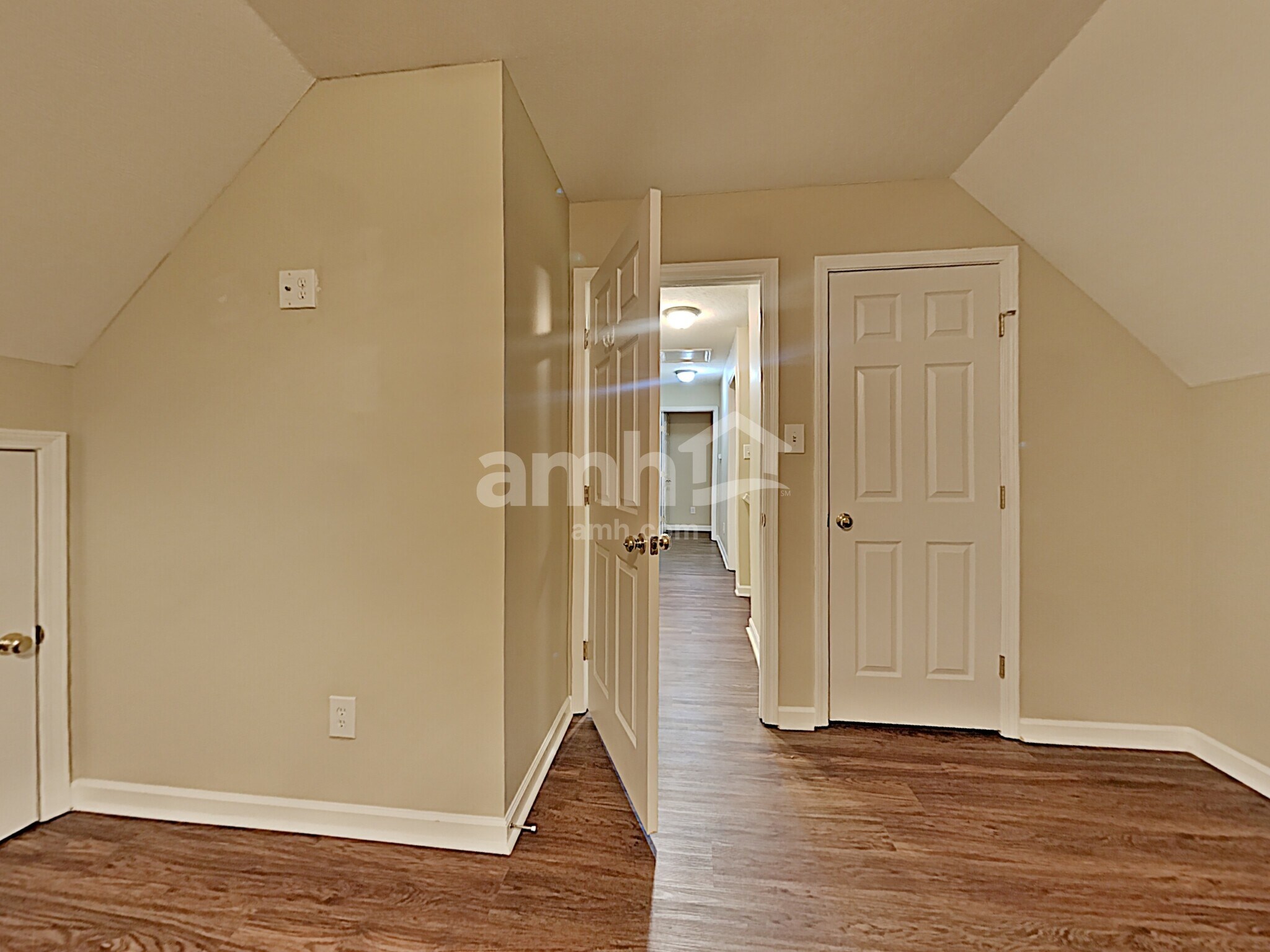Building Photo - 2000 Farmstead Ln