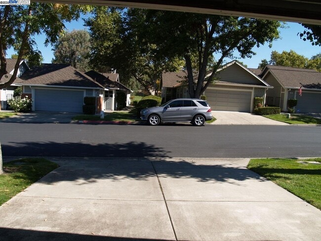 Building Photo - 647 Doral Dr