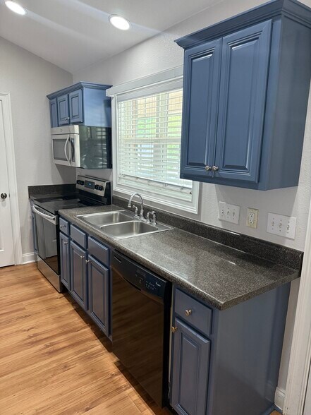 Building Photo - 802 W Longleaf Dr