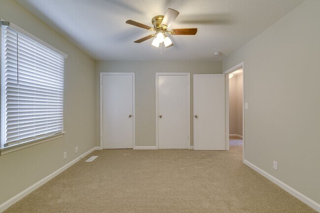 Building Photo - Columbia, TN Two Bedroom Duplex at 1027 Ch...
