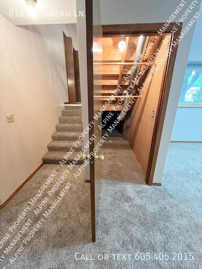 Building Photo - 810 S Juneau Ln