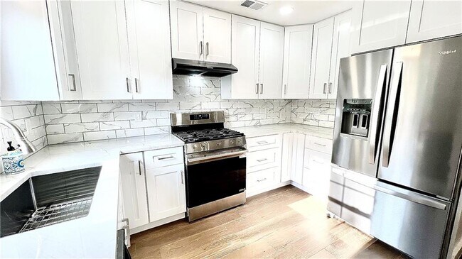 Building Photo - 417 Hillcrest Cmns