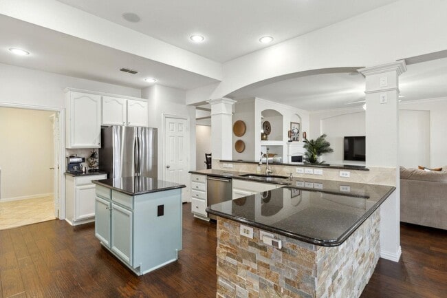 Building Photo - Luxury Living in HERITAGE! This is must se...